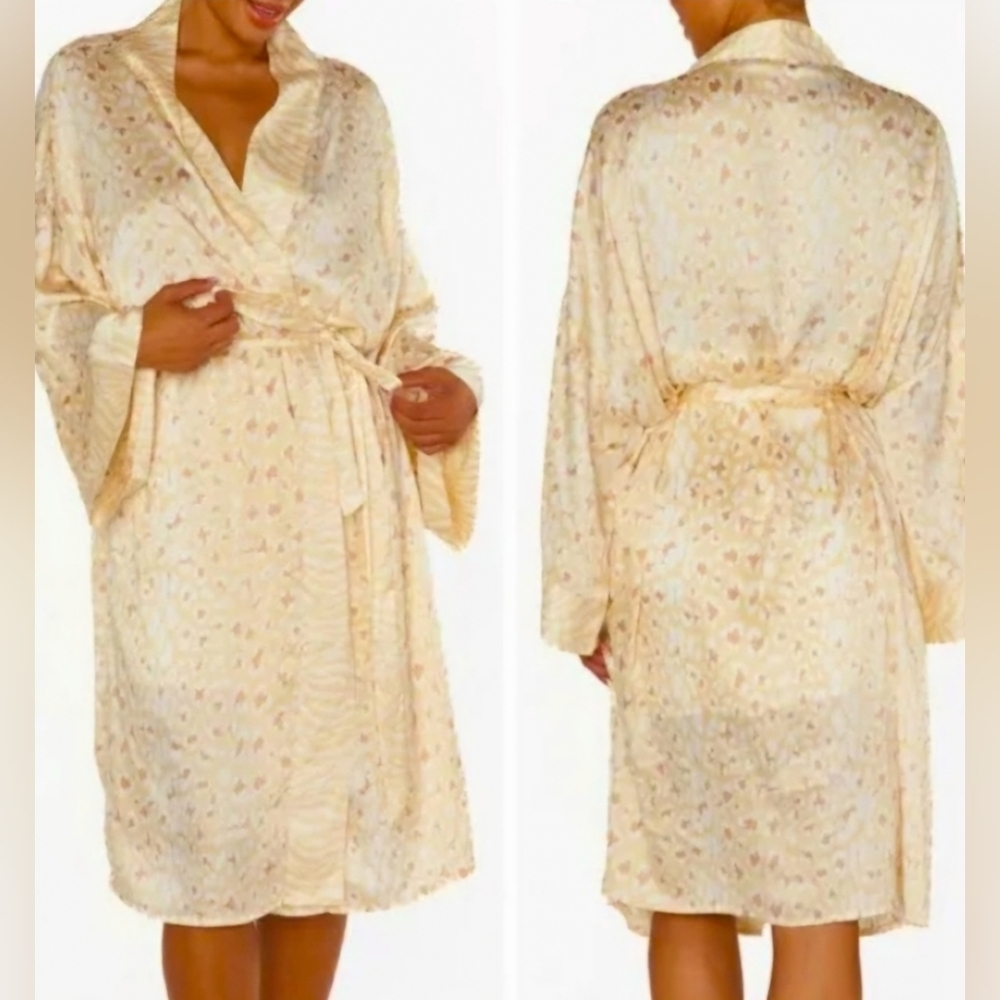 NWT in package show me your MuMu animal print robe. O/S
